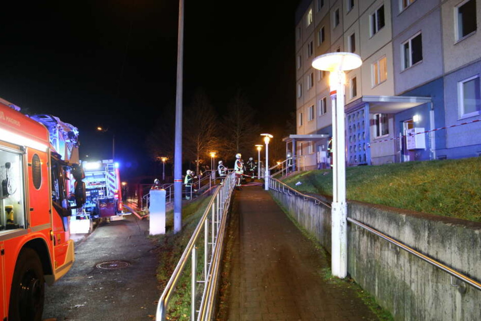In der Juri-Gagarin-Straße gab es am Montag einen schweren Kellerbrand.