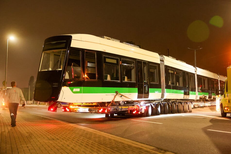 Mit dem Schwerlasttransport wurde die neue "Flexity" von Bautzen nach Magdeburg transportiert.