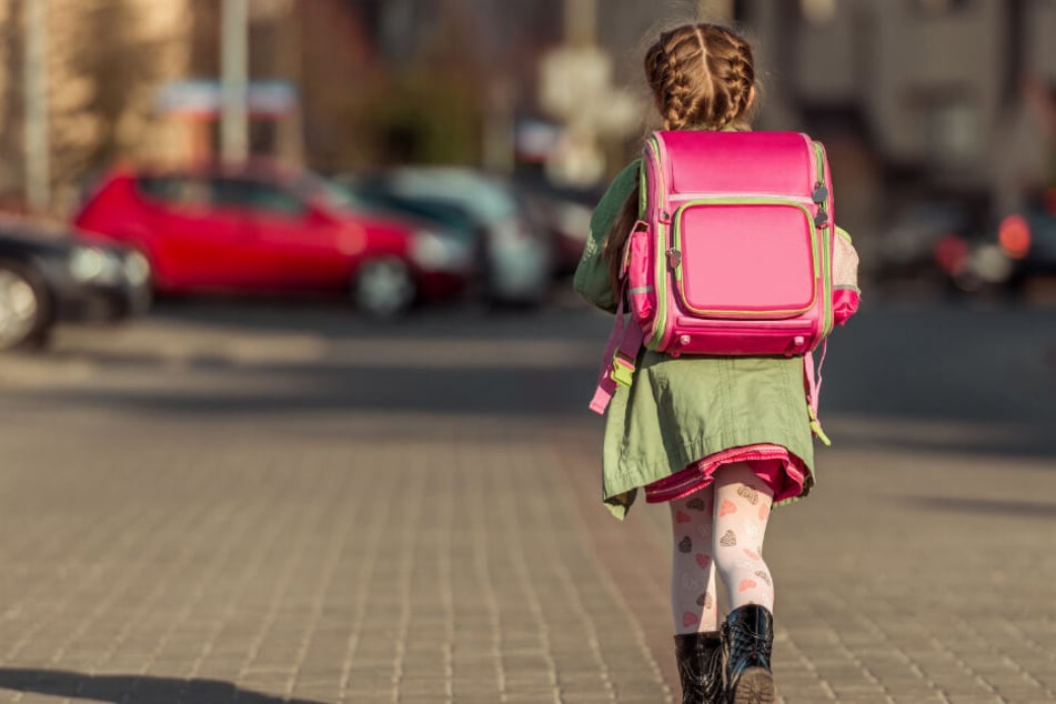 Die Kleine war auf dem Weg zur Schule, als ein Radfahrer sie angriff. (Symbolbild)