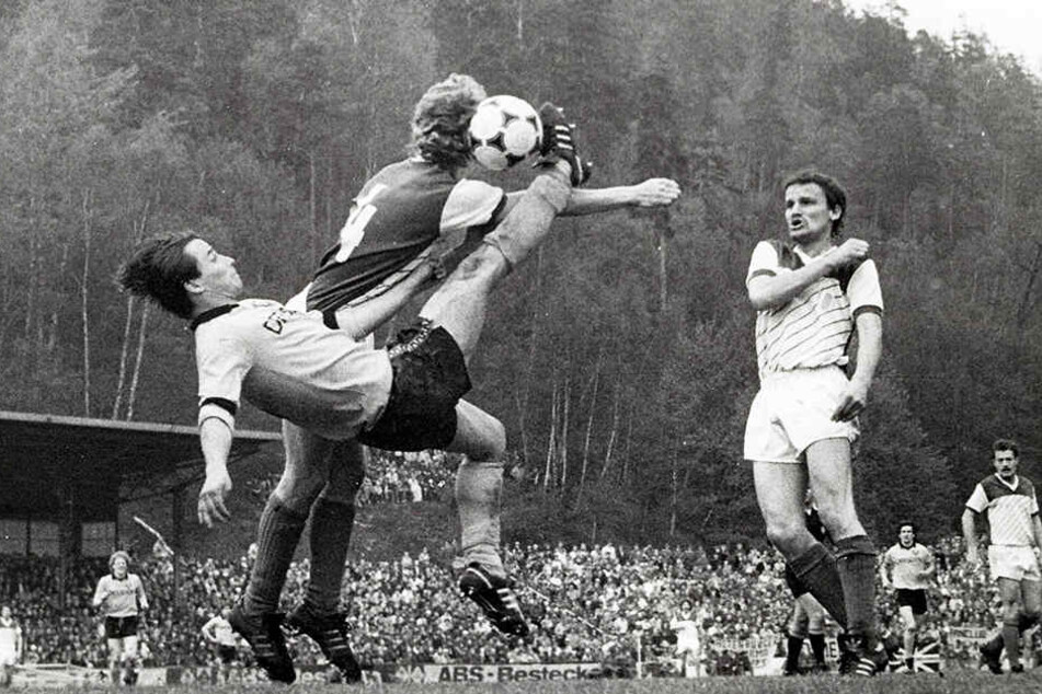 Lange her: Jörg Stübner rettet mit einem Fallrückzieher vorm Auer Bernhard Konik - das war am 16. Mai 1987 im Erzgebirgsstadion.
