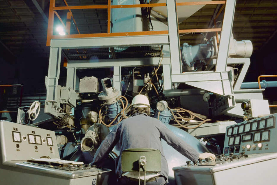 Die Schaltwarte eines Elektronenstrahlofens beim VEB Spurenmetalle in Freiberg.