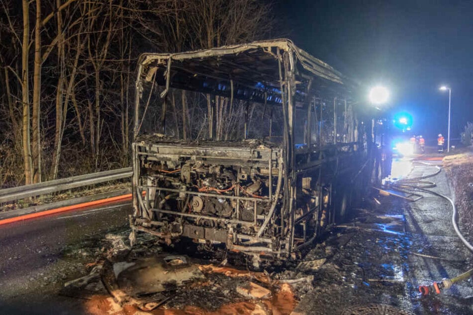 Das ausgebrannte Wrack des Busses.