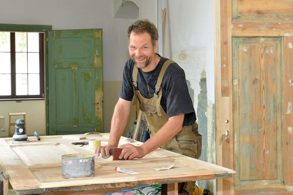 Tischler Voud Jansen (44) arbeitet im Gymnasium Dreikönigskirche die
Originaltüren wieder auf.