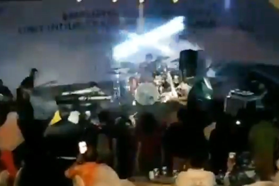 Komplett unerwartet überraschte ein Tsunami die Band und ihre Zuschauer.