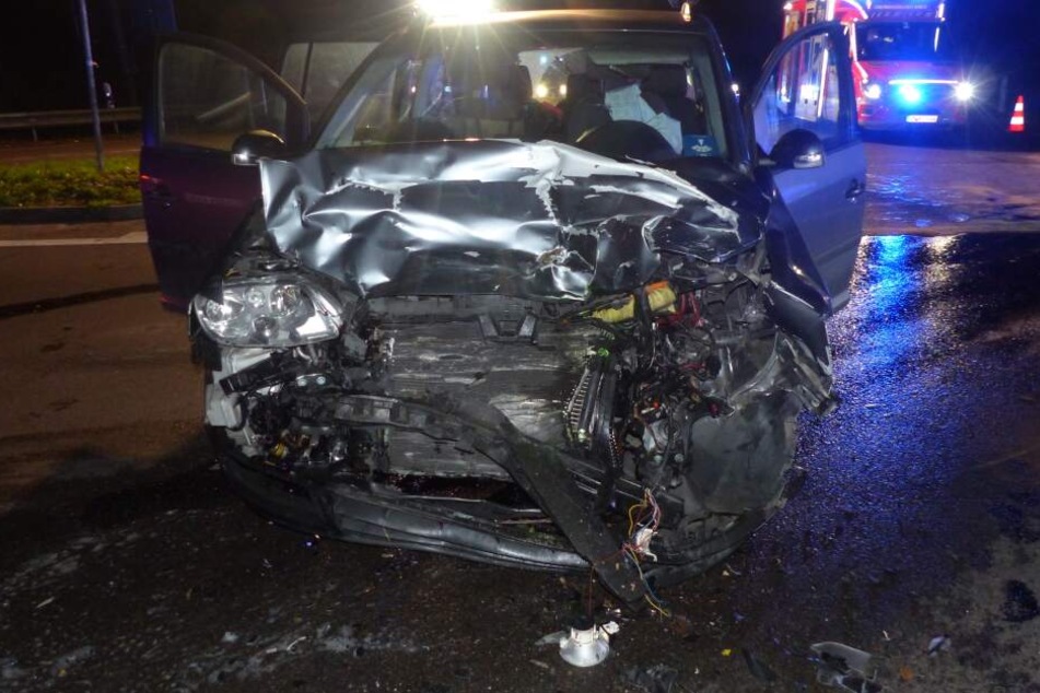 Durch den Unfall entstand an beiden Fahrzeugen Totalschaden.