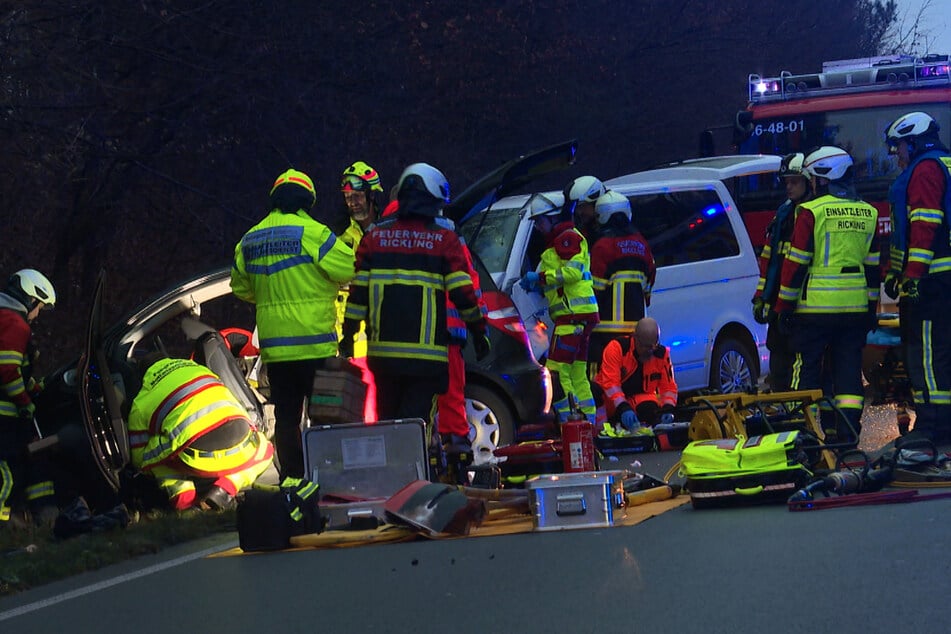 Eine Person war über längere Zeit im Fahrzeug eingeklemmt und musste befreit werden.