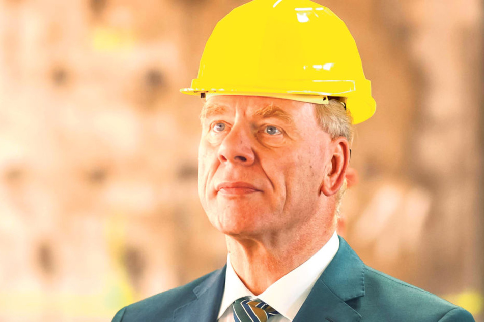 Sachsens Finanzminister Georg Unland (63, CDU) machte sich beim Rundgang ein
Bild von der Baustelle.