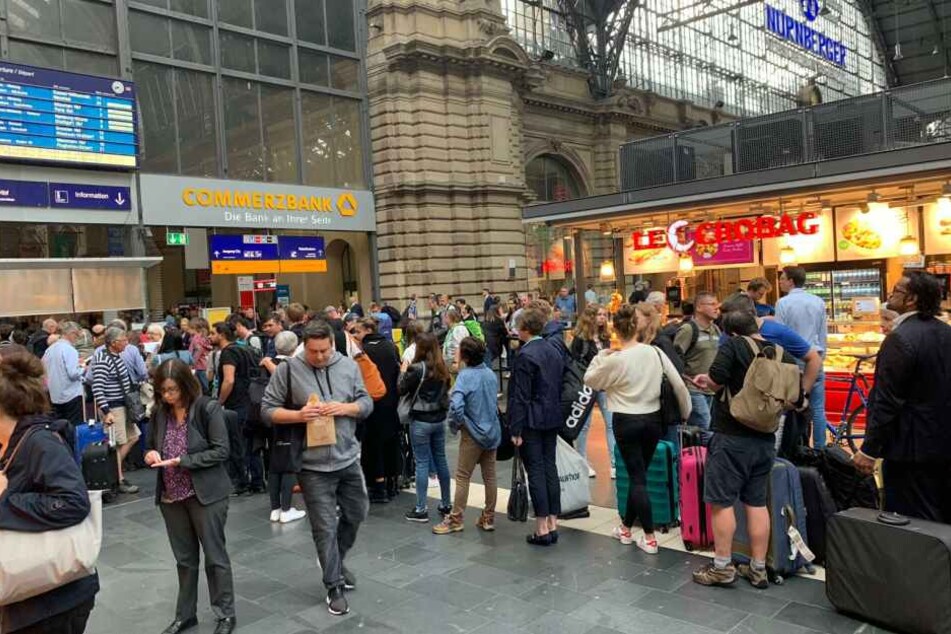 Auch am Montag machten sich die Nachwirkungen des Unwetters am Hauptbahnhof in Frankfurt bemerkbar.