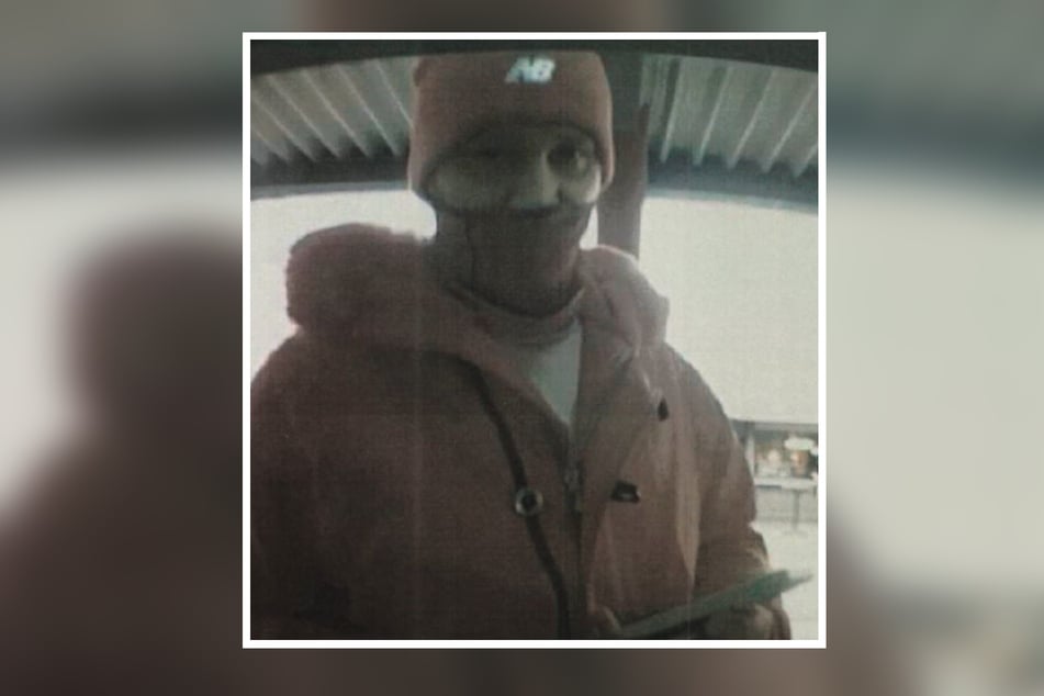 Die Polizei fahndet nach dem Verdächtigen und bitte um Hinweise zu seiner Identität.