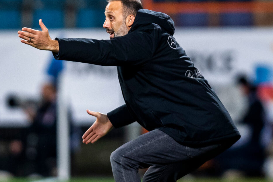 Stuttgarts Trainer Pellegrino Matarazzo (42) gibt in Bochum Anweisungen vom Spielfeldrand.