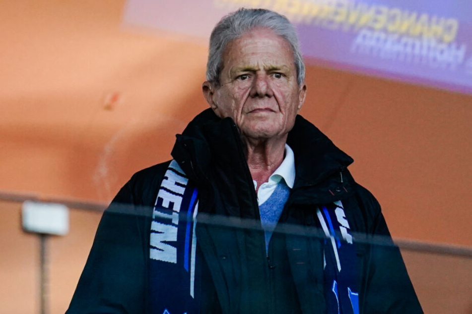 Hoffenheims Mäzen Dietmar Hopp steht auf der Tribüne.