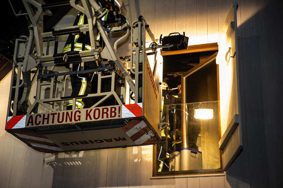 Über eine Leiter und einen Korb machten sich Einsatzkräfte ein Bild vom Brand.