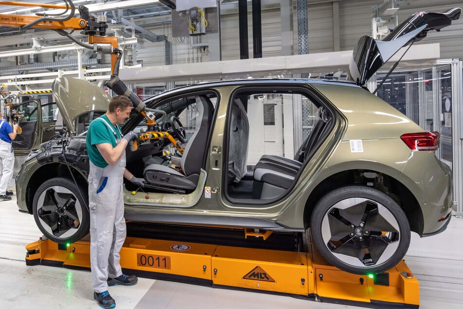 Montage eines ID3 bei VW in Zwickau. Der Konzern baut am Standort Arbeitsplätze ab.