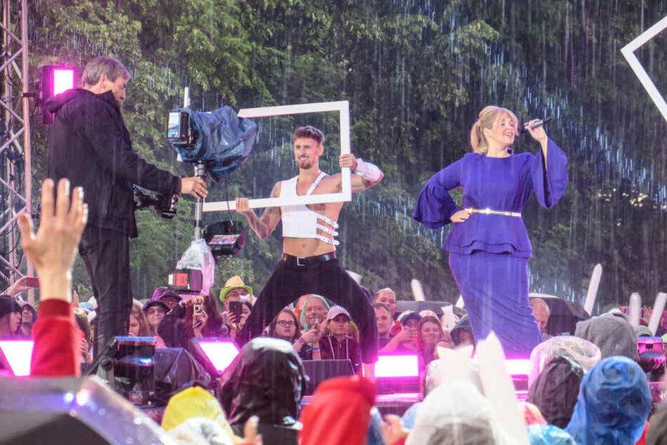 Sängerin Maite Kelly (39) ließ sich nicht beirren, zog ihren Auftritt bei strömendem Regen durch.