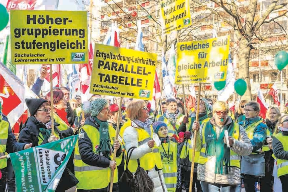 Auf dem Carolaplatz versammelten sich nach Gewerkschaftsangaben 5000 Frauen und Männer.