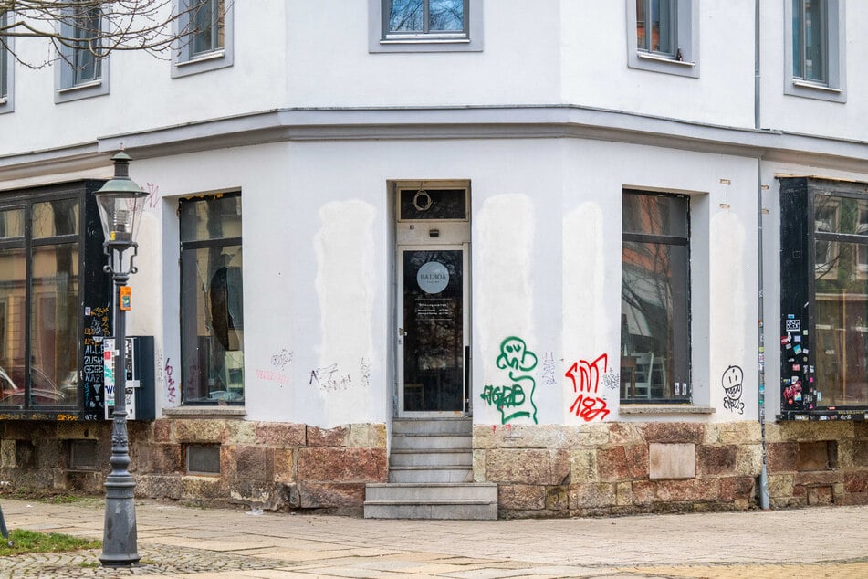 Eine zerbrochene Fensterscheibe an der "Balboa"-Bar erinnert an die Tat.