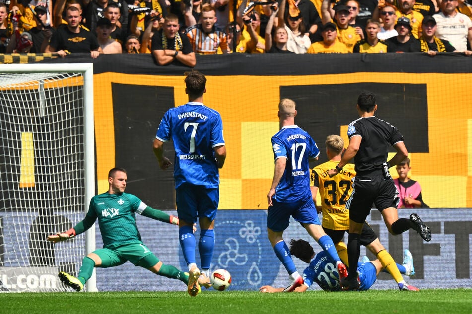 Jonas Sterner (24) trifft hier zum entscheidenden 1:0 in der 12. Minute im Heimspiel gegen den SV Darmstadt 98.