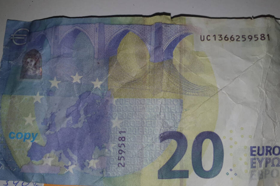 Die Rückseite eines falschen 20-Euro-Schein: In der unteren linken Ecke steht das Wort "copy", um den Schein als Filmgeld zu kennzeichnen (Archivbild).