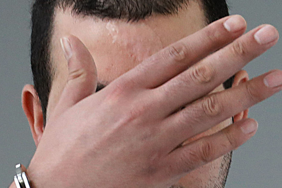 Salah A. traf sein Opfer seitlich an der Stirn und hackte ihm einen sechs mal drei Zentimeter großen Hautlappen aus der Stirn.