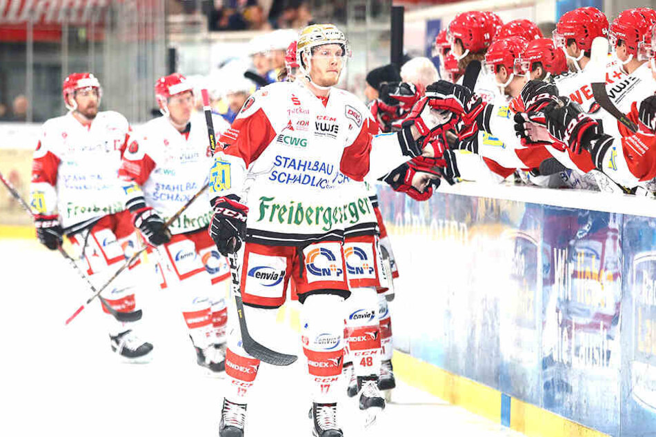 Rob Flick (v.l.) sorgte mit seinen frühen Toren für die 2:0-Führung der Eispiraten.