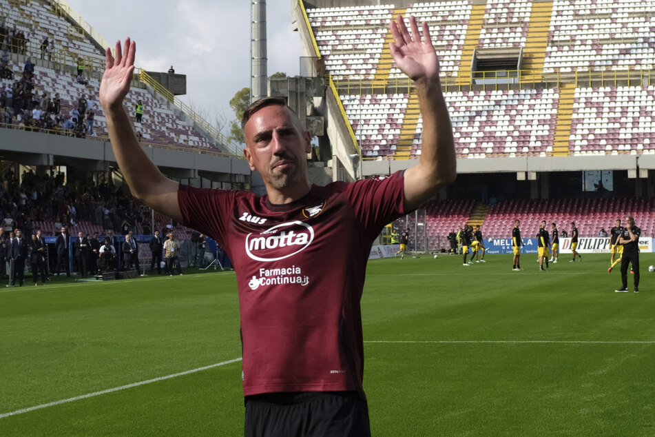 Franck Ribéry (39) hat am Samstag vor dem Ligaspiel seines Klubs US Salernitana gegen Spezia Calcio unter Tränen seine Karriere offiziell beendet.
