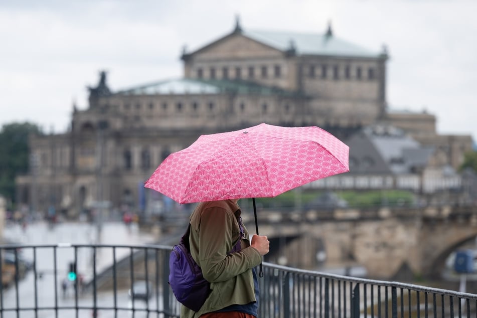 Am Samstag ist der Regenschirm ein guter Begleiter.