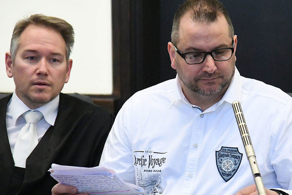 Wilfried W. (re.) verlaß am letzten Prozesstag seine Sicht der Dinge.