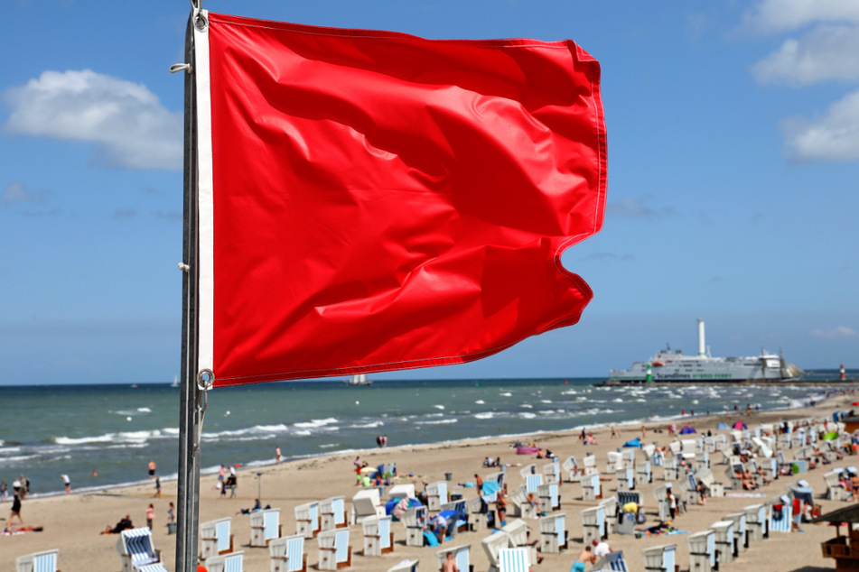 Die rote Flagge am Turm der Wasserwacht signalisiert "Baden und schwimmen verboten". (Archivbild)
