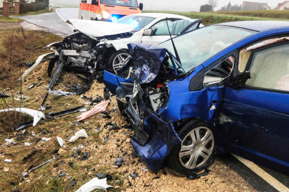 Zwei Menschen sind bei einem Unfall auf der B22 im Landkreis Bamberg verletzt worden.
