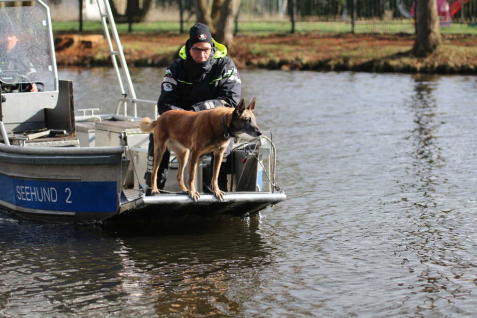 Mit einem Boot suchen Polizeibeamte mit einem Spürhund auf dem Storkower Kanal nahe dem Wolziger See im Landkreis Dahme-Spreewald.