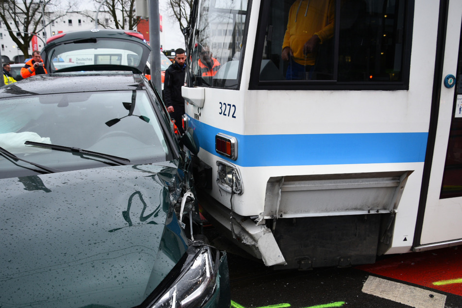 Ein Blick auf die Kollision zwischen der Straßenbahn und dem Wagen der Frau.