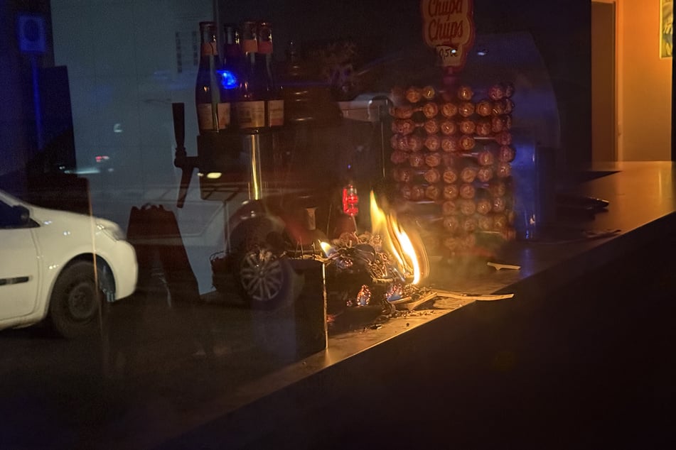 Das hätte übel ausgehen können: Im Gebäude eines Fußballvereins in Zwönitz brannte mitten in der Nacht ein Weihnachtskranz.