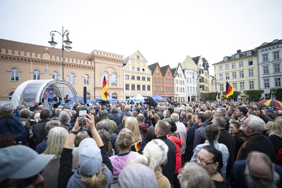 Ulrich Siegmund, AfD-Spitzenkandidat aus Sachsen-Anhalt, sprach am Samstag bei einer Wahlkampfveranstaltung auf dem Schweriner Marktplatz.