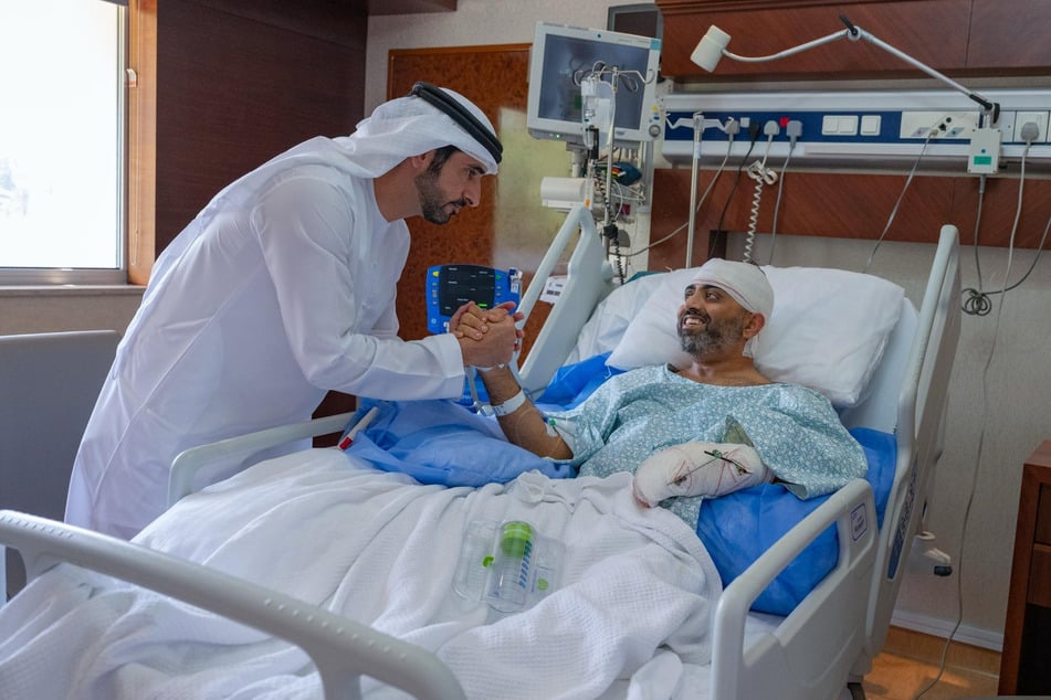 Der Kronprinz von Dubai, Scheich Hamdan bin Mohammed bin Rashid Al Maktoum (l.), besuchte den verletzten indischen Flydubai-Kapitän Smit Machchhar in einem Krankenhaus in Abu Dhabi.