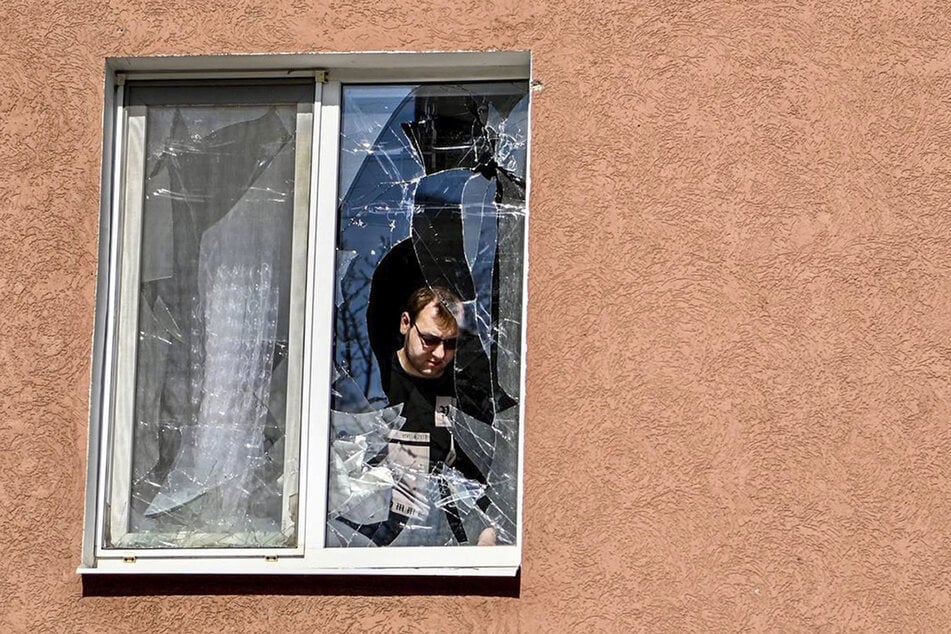 Auf diesem Foto betrachtet ein Mann das zerbrochene Fenster seines Hauses nach dem Beschuss durch die Ukraine. (Archivbild)