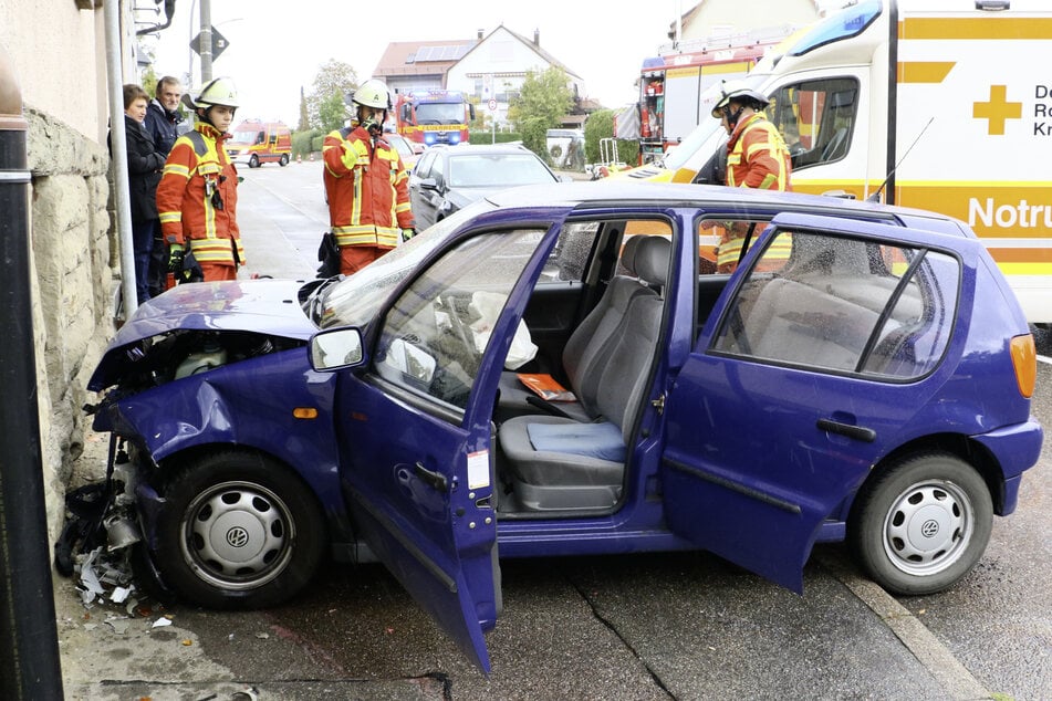 Die Polizei kann den Sachschaden des Unfalls an Auto und Gebäude noch nicht beziffern.