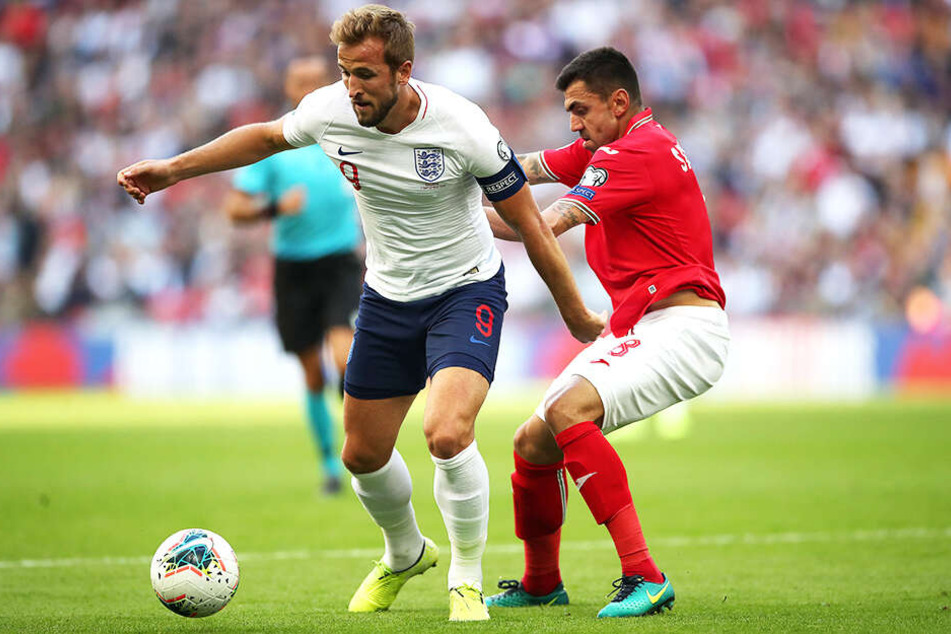 Weltklasse statt 3. Liga - Georgi Sarmov (r.) im Duell mit Englands dreifachem Torschützen Harry Kane.