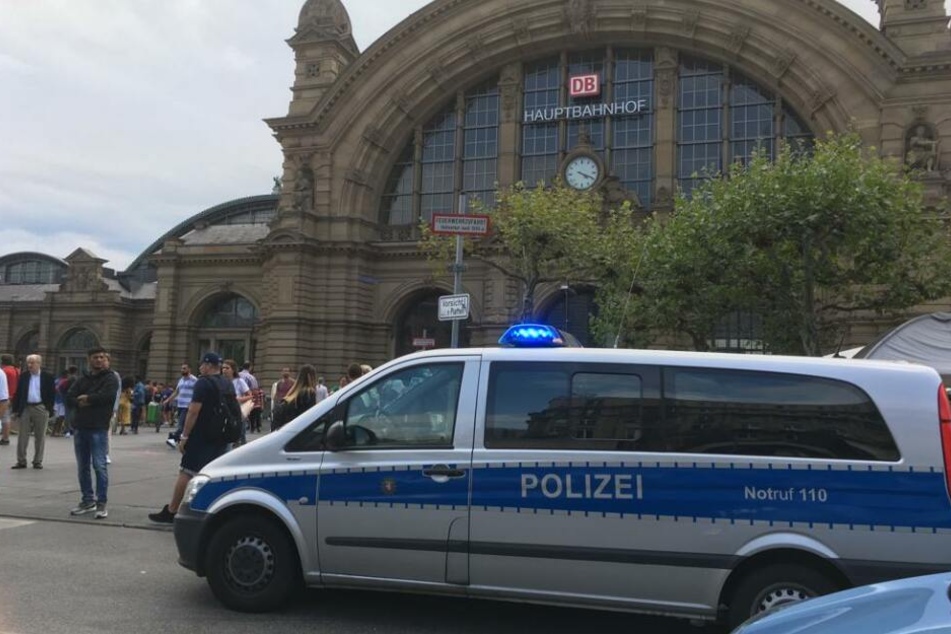 Auch am Freitagnachmittag befanden sich noch Einsatzfahrzeuge der Polizei vor dem Frankfurter Hauptbahnhof.