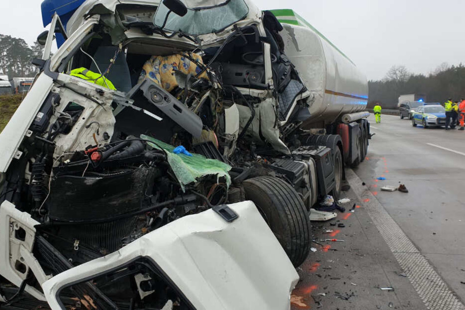 Der LKW-Fahrer musste von der Feuerwehr befreit werden.