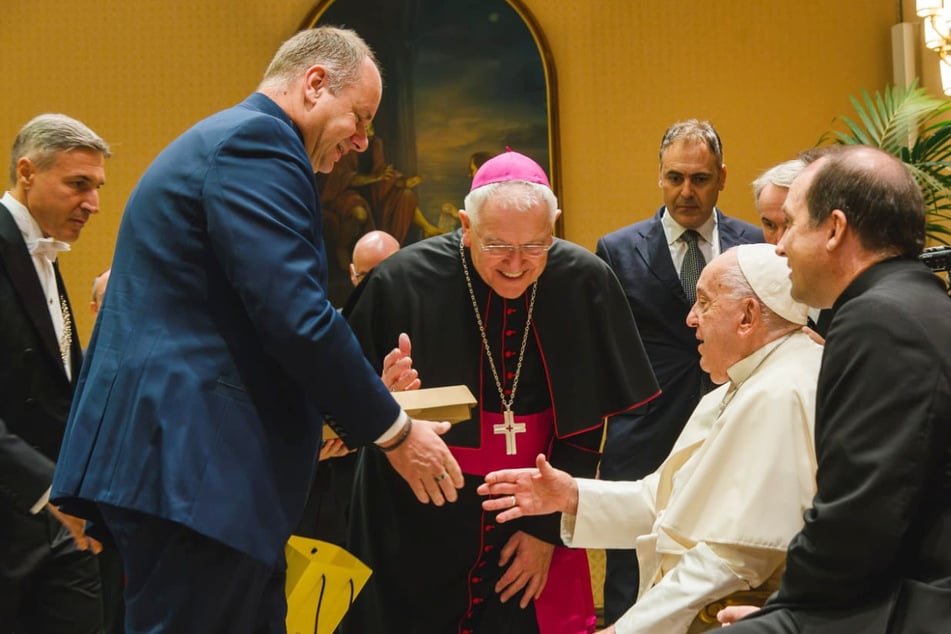 Hier schenkte OB Dirk Hilbert (52, FDP) das eingepackte Trümmerteil der Carolabrücke Papst Franziskus (87).