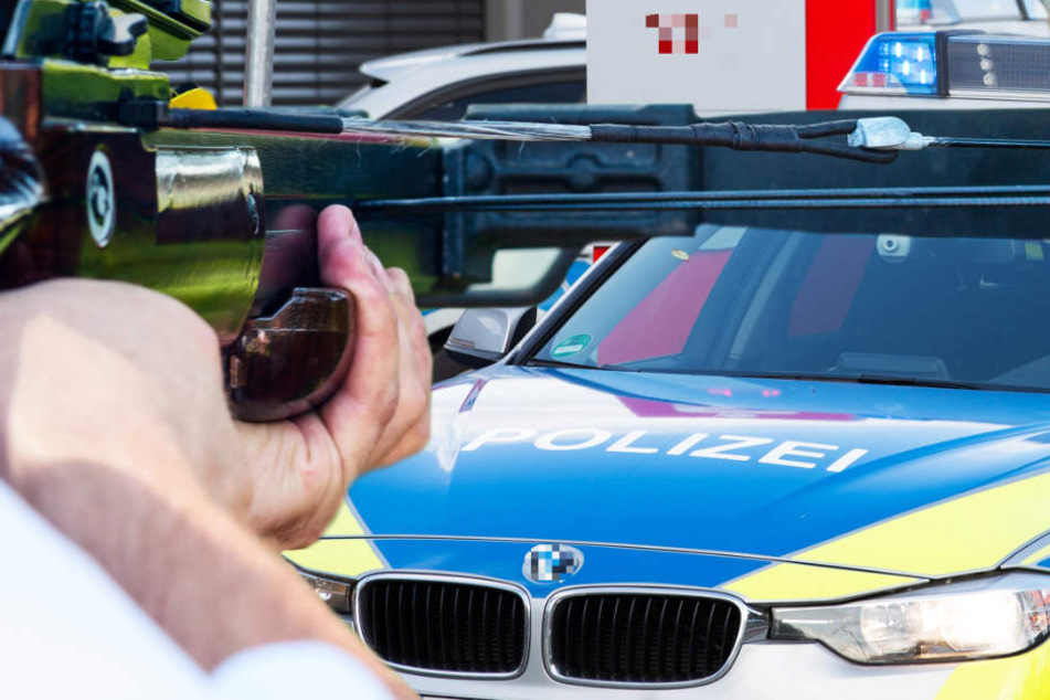 Die Polizisten stellten eine Armbrust mitsamt Pfeilen sicher (Symbolbild).