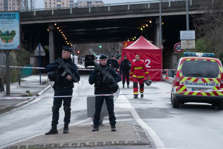 Polizisten sichern den Tatort nach einer Messerattacke in Villejuif bei Paris.