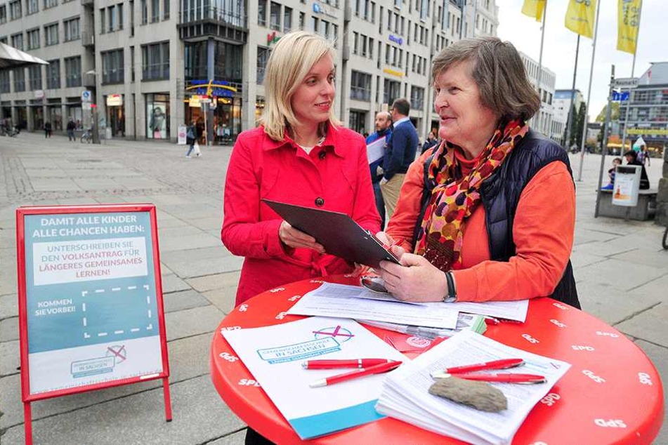 Landtagsabgeordnete Hanka Kliese (38, SPD) mit Dr. Monika Seeger. Die 71-Jährige sagte Ja zur Initiative.