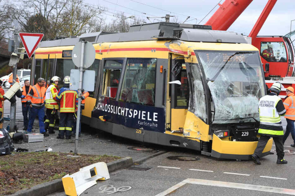 Einsatzkräfte an der Unfallstelle.