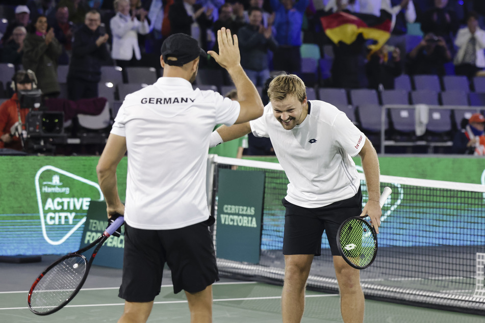 Kevin Krawietz (30, r.) und Tim Pütz (34) schlugen das belgische Doppel in drei Sätzen und machten damit den Einzug des DTB-Teams ins Viertelfinale perfekt.