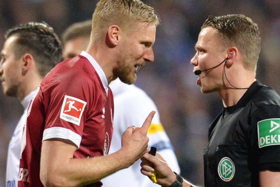 Hanno Behrens (l.) versuchte alles, hatte mit seinem Protest bei Robert Kampka aber keine Chance.