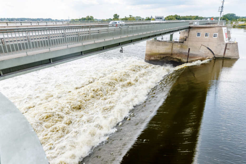 Wasser der Elbe läuft über das Stauwehr bei Geesthacht.