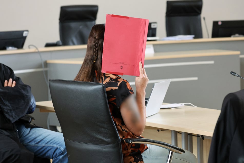 Der Angeklagten wird vorgeworfen am 10. Oktober 2025 heimtückisch und aus niedrigen Beweggründen den zur Tatzeit achtjährigen Fabian aus Güstrow getötet zu haben.