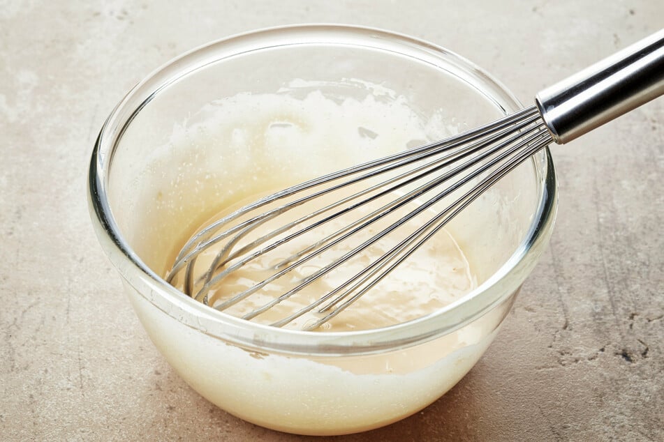 If the sugar is mixed with the egg, the sugar dissolves and the mass becomes lighter and lighter and slightly frothy.