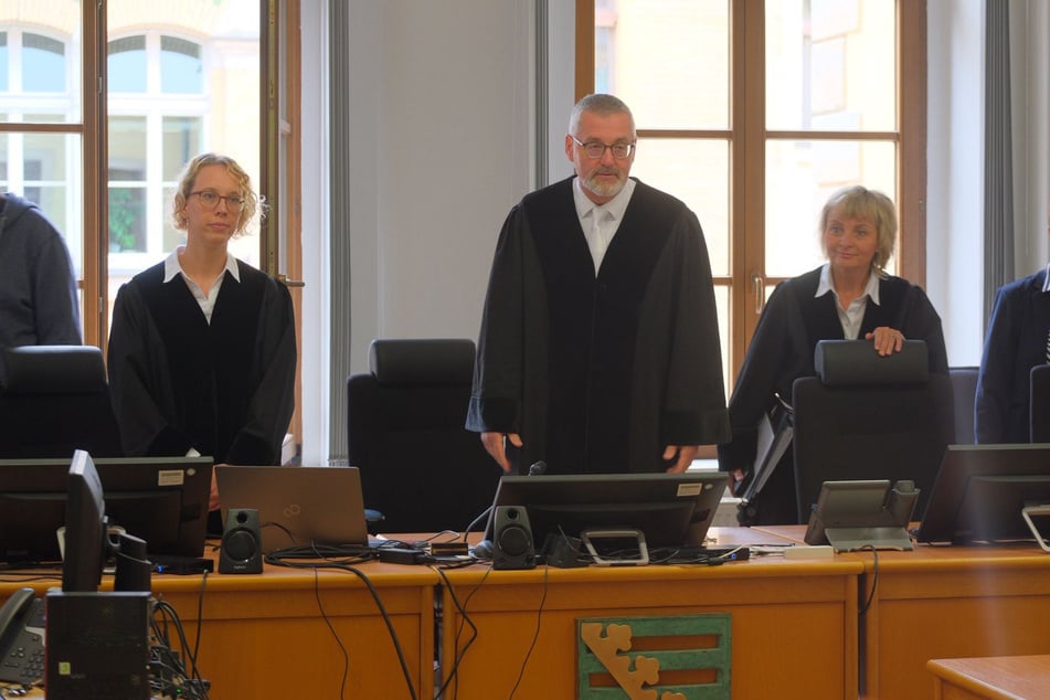 Das Schöffengericht mit dem Vorsitzenden Richter Gicklhorn, Richterin Bittner und Richterin Zimmermann.